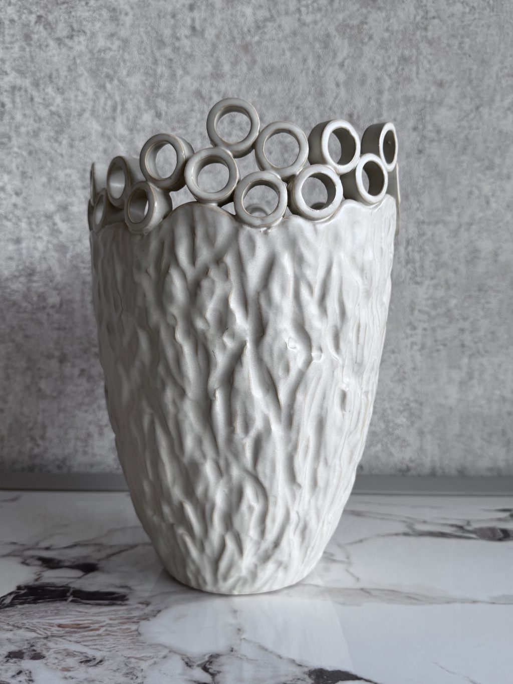 Jarra branca com argolas