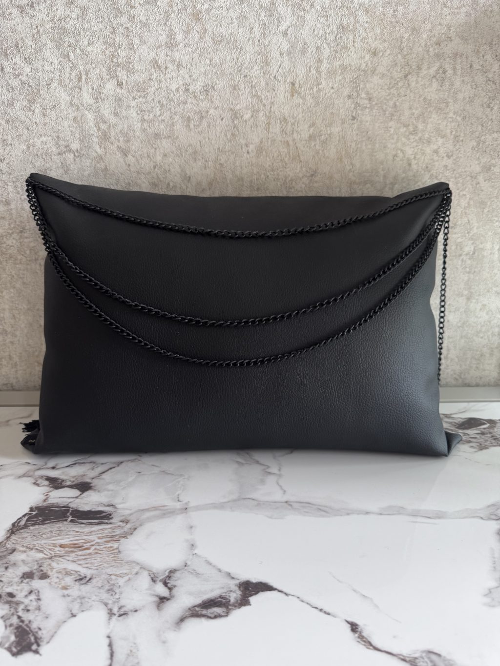 Almofada Negra com corrente